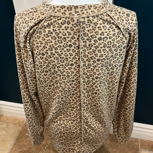 Leopard 🐆 print long sleeve top. - Picture 2 of 7